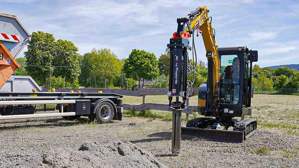 Für jede Baustelle geeignet: Einfach das QuickyHole-System an den Bagger oder Minibagger bauen -los geht´s mit den blitzschnellen Löchern.